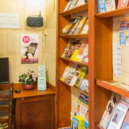 Hostal Loreto Denia Bagian luar foto