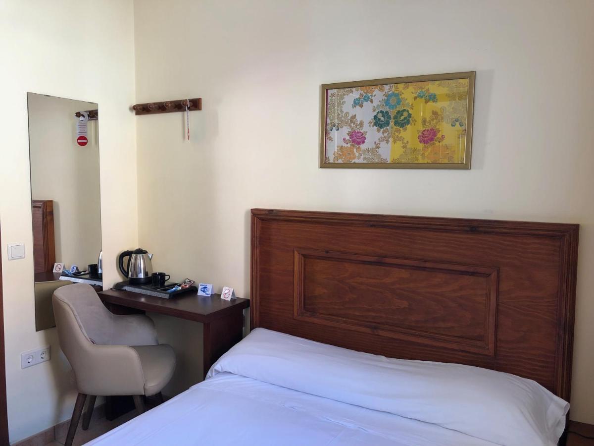 Hostal Loreto Denia Bagian luar foto