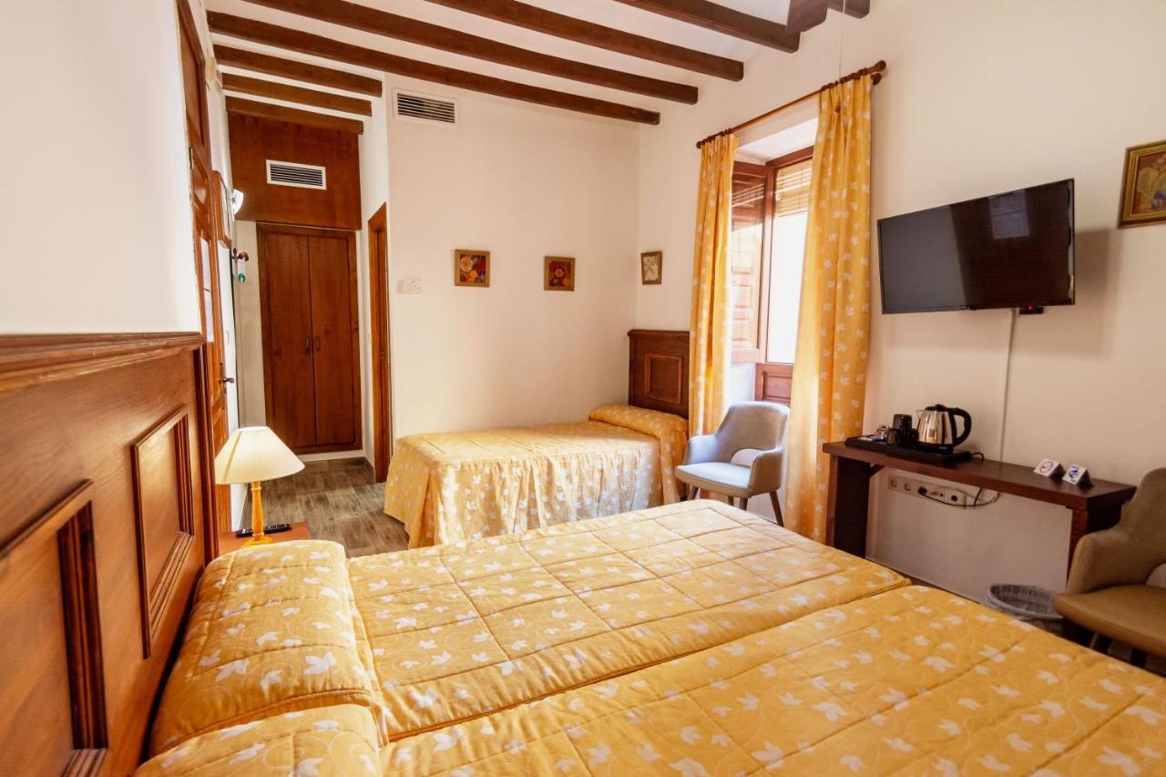 Hostal Loreto Denia Bagian luar foto