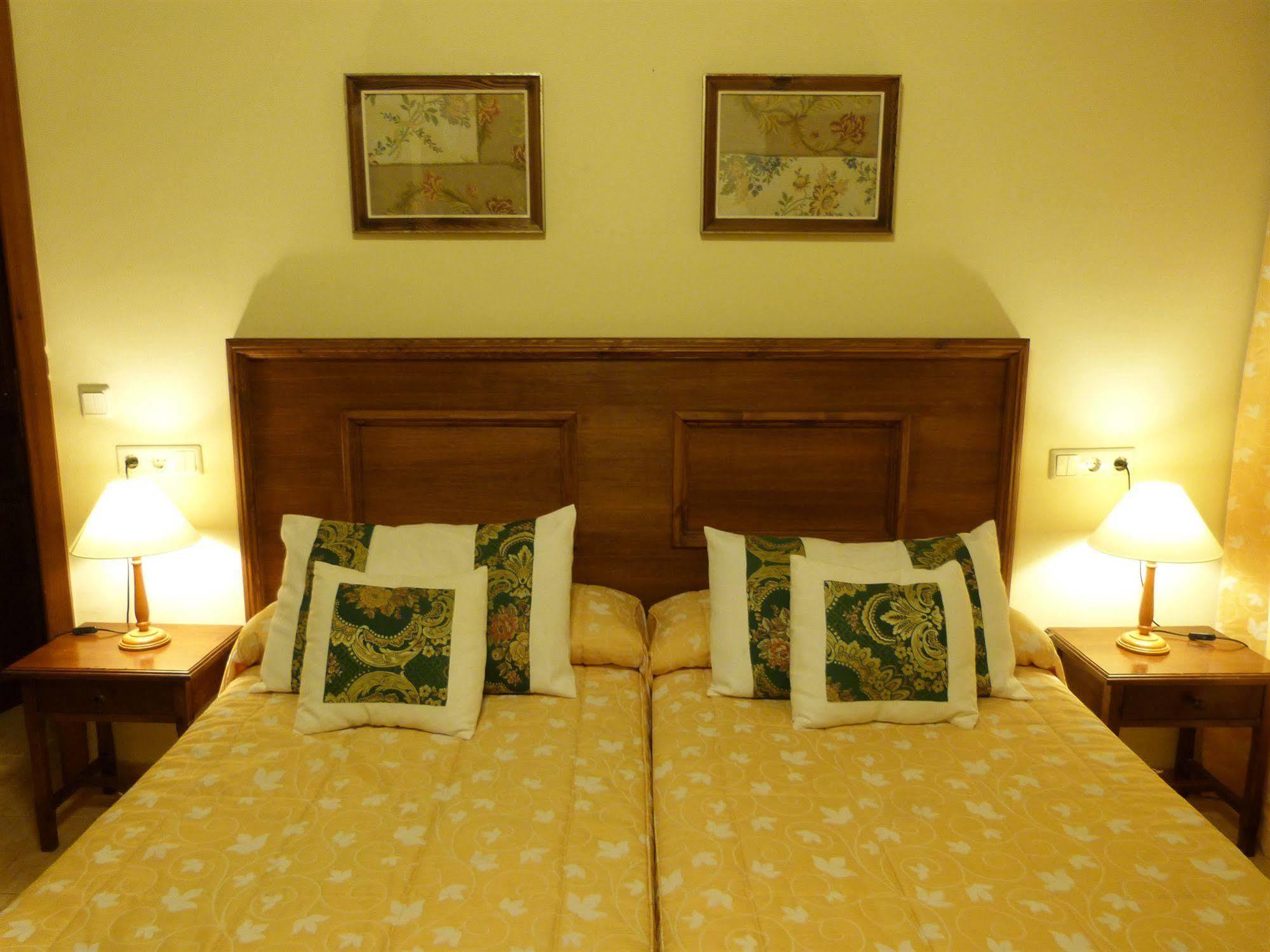 Hostal Loreto Denia Bagian luar foto