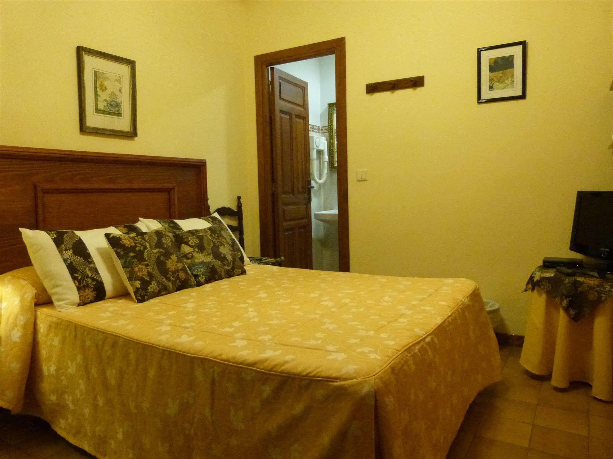 Hostal Loreto Denia Bagian luar foto