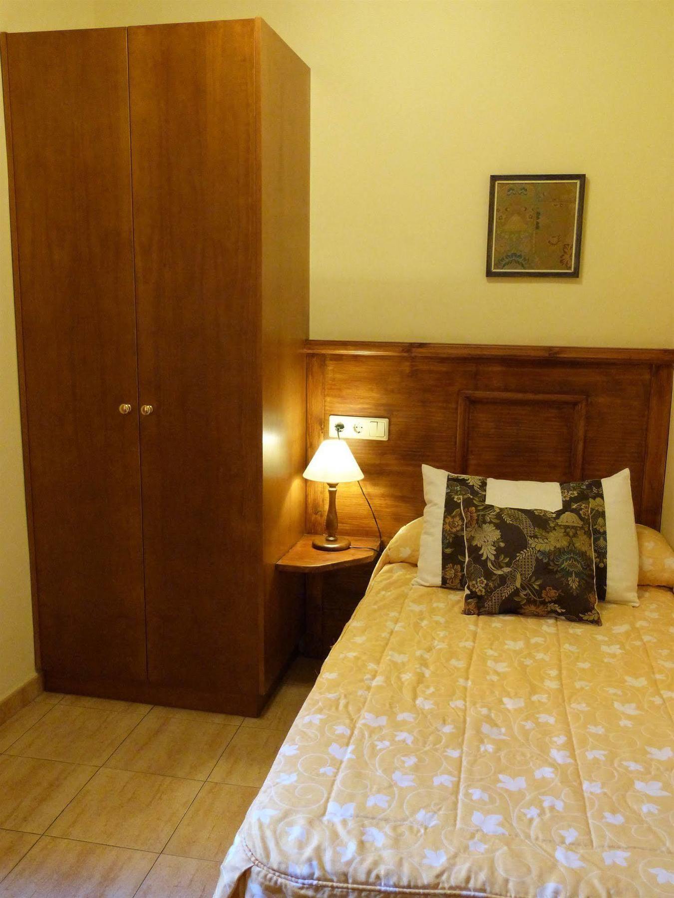 Hostal Loreto Denia Bagian luar foto