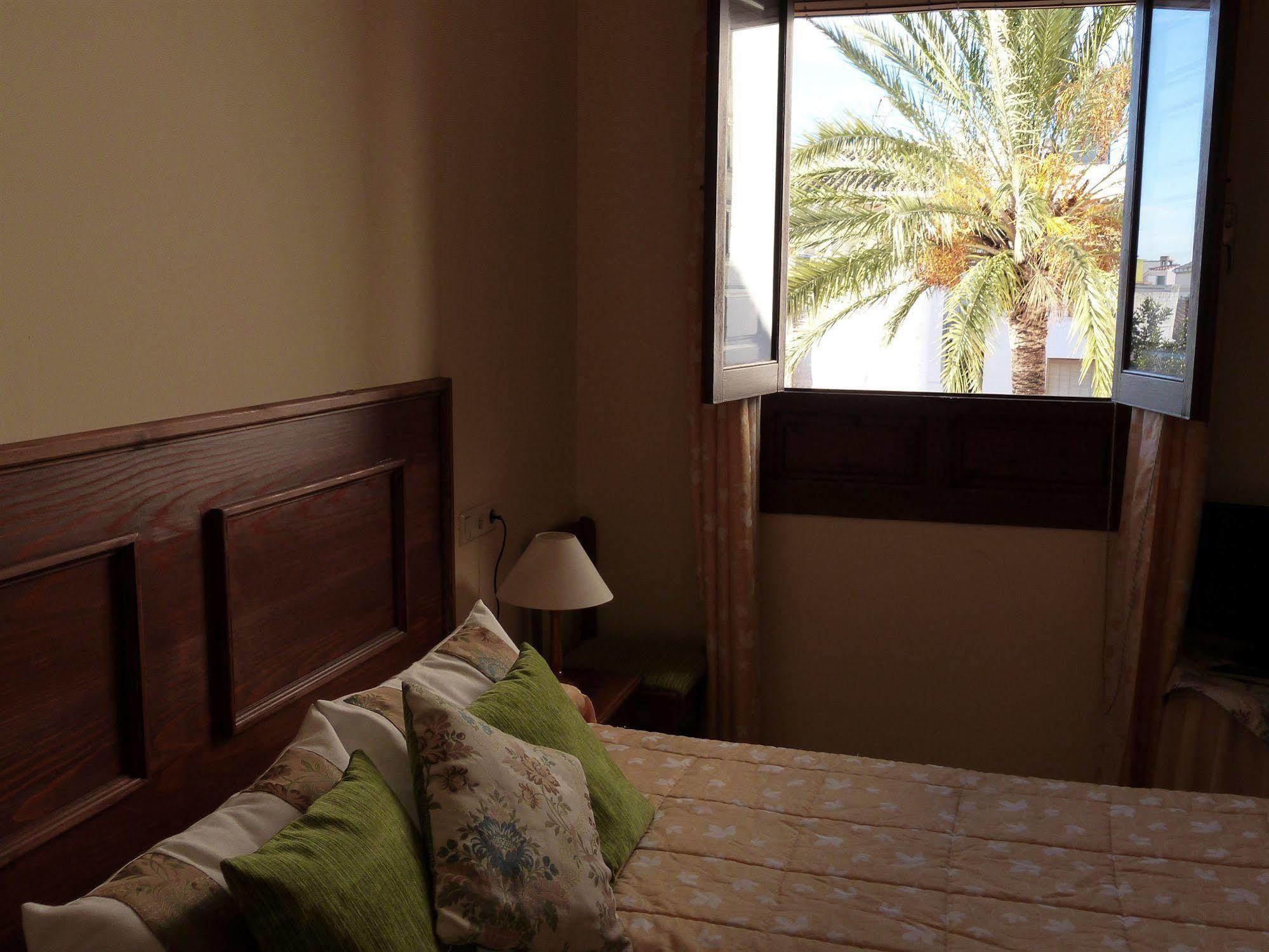 Hostal Loreto Denia Bagian luar foto